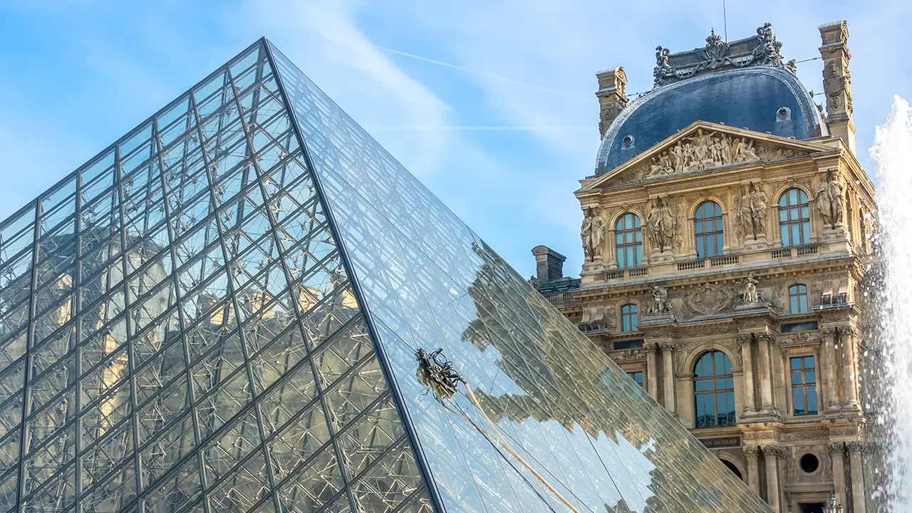 Discover the most famous and important museums with impressive cultural and artistic heritage, and enjoy a delightful tour around the world's countries.