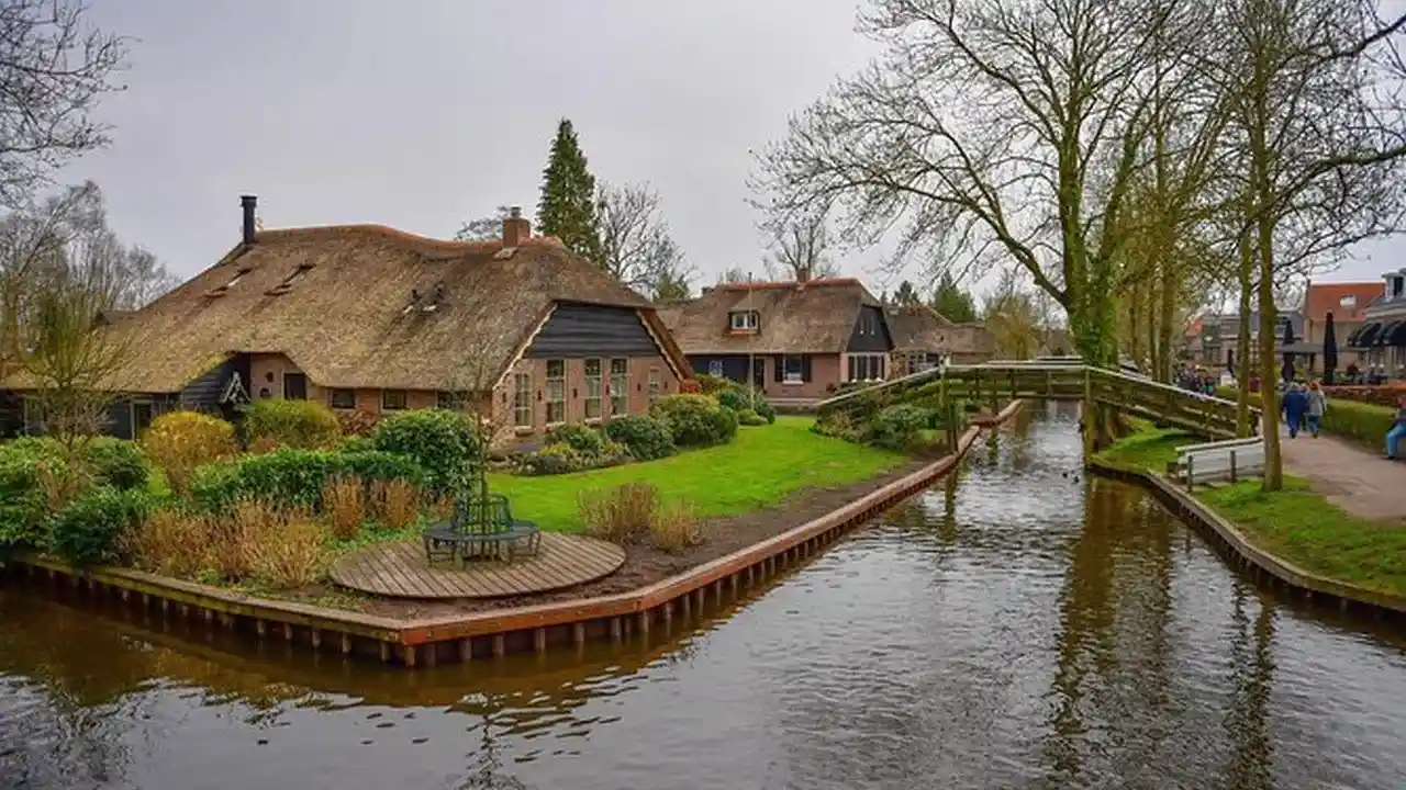 Giethoorn Day Trip with Boat Tour