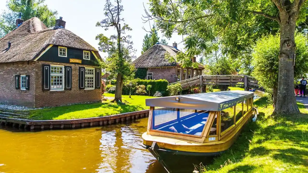 Giethoorn Day Trip with Boat Tour