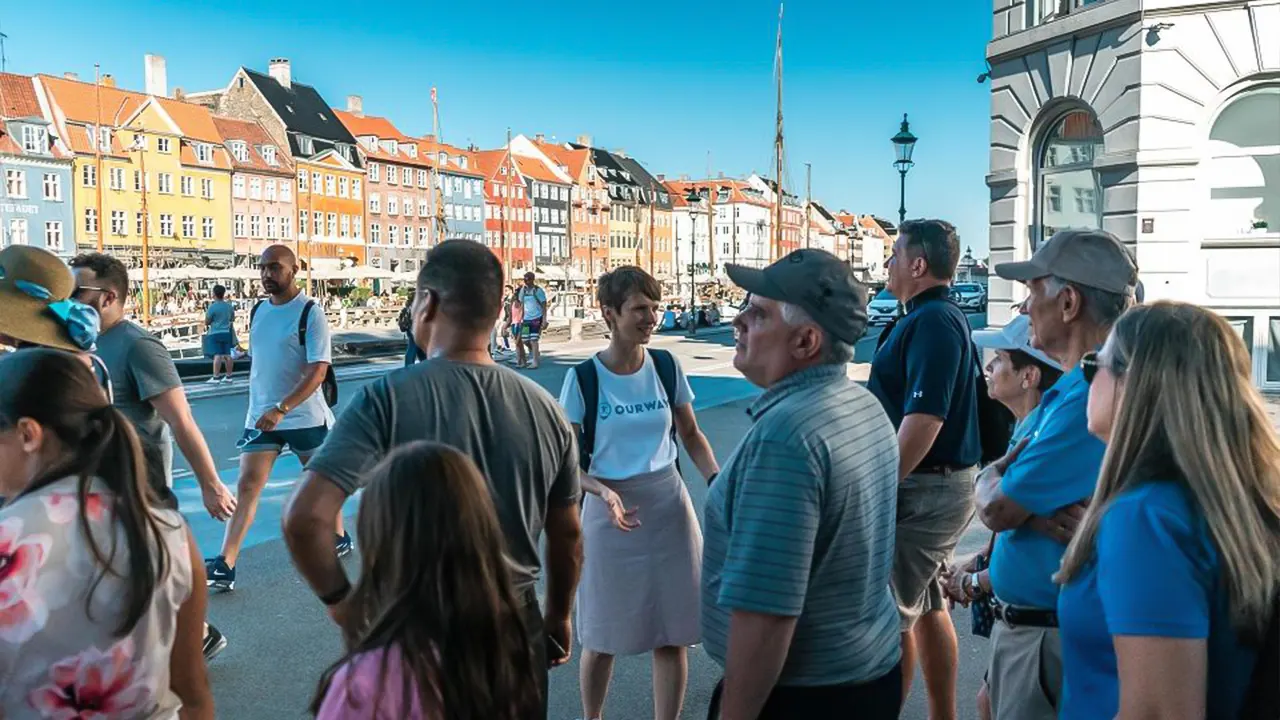 Walking tour city & Christiansborg Palace