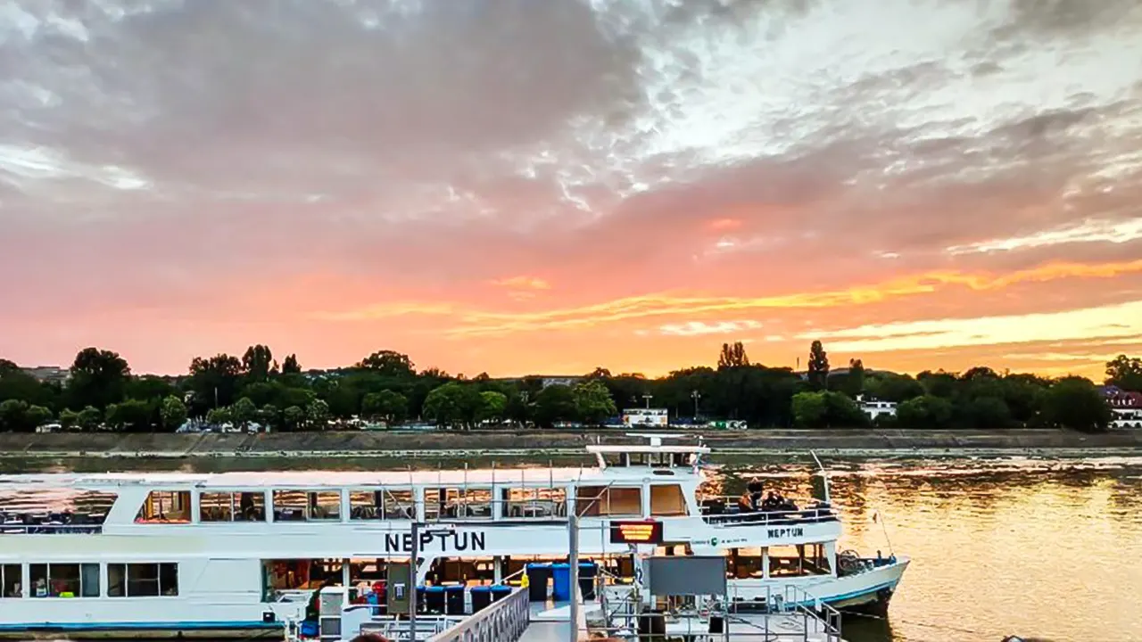 city Highlights Cruise with Welcome Drink