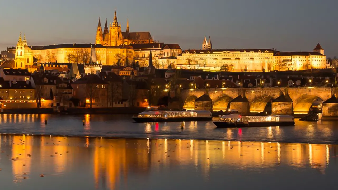 Sightseeing Dinner Cruise on Open-Top Glass Boat