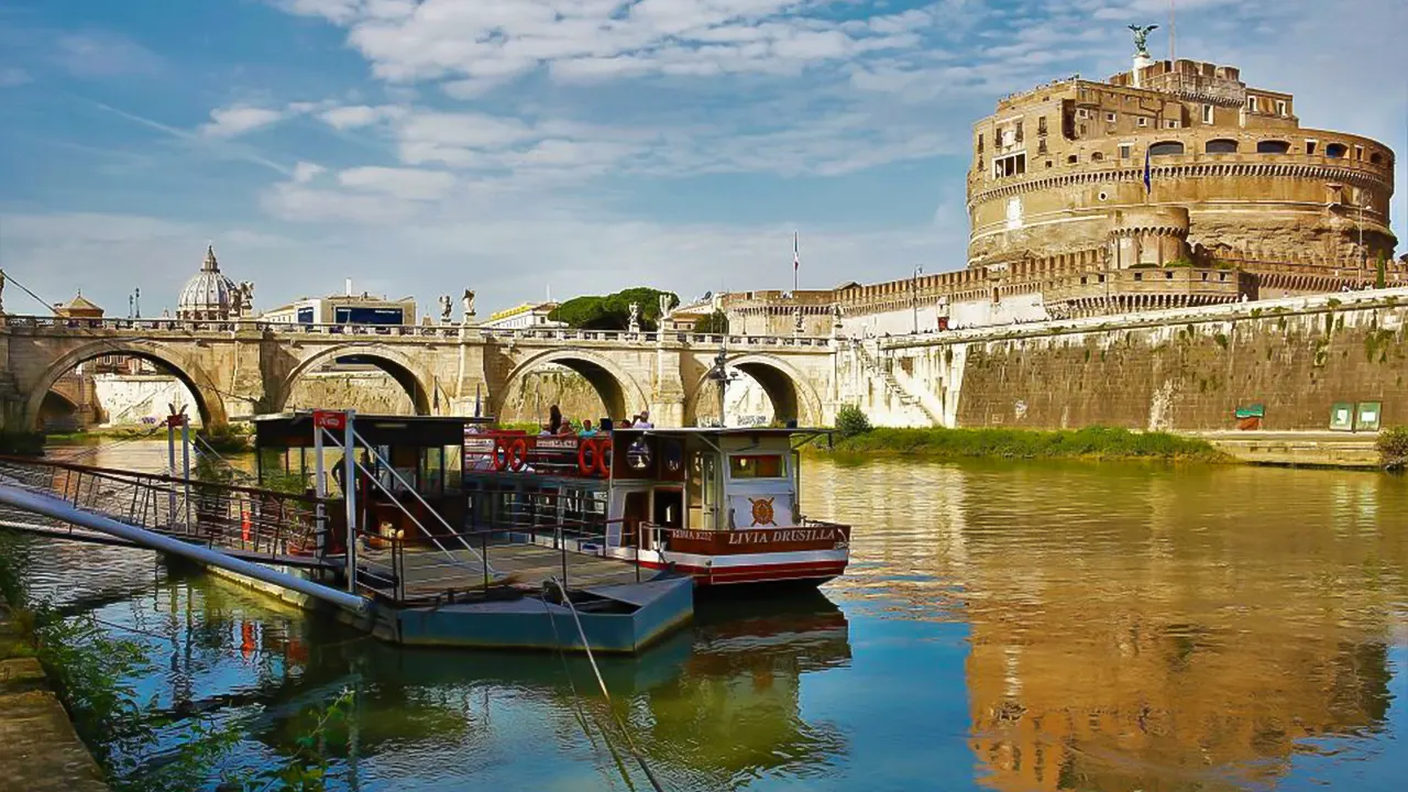 Evening cruise with snacks on the Tiber