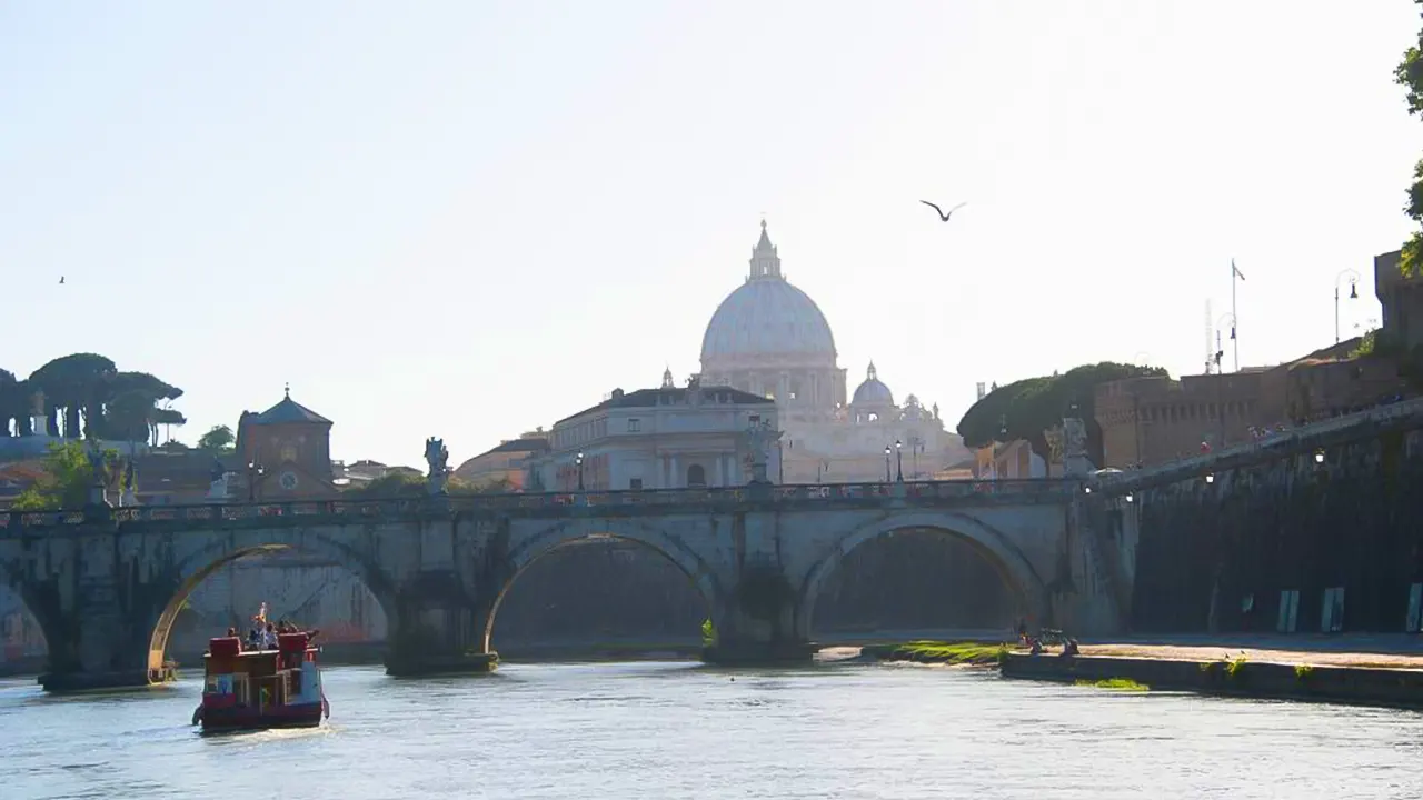 Evening cruise with snacks on the Tiber