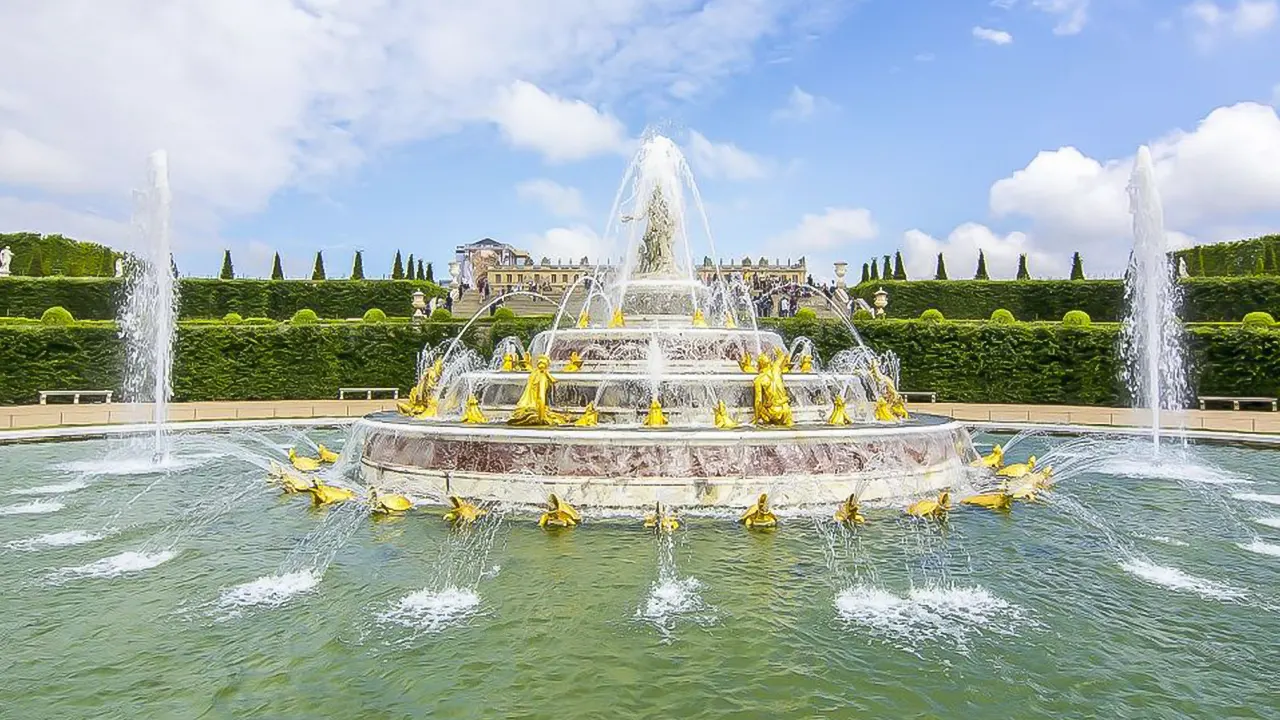 Versailles Palace and Gardens by Transport