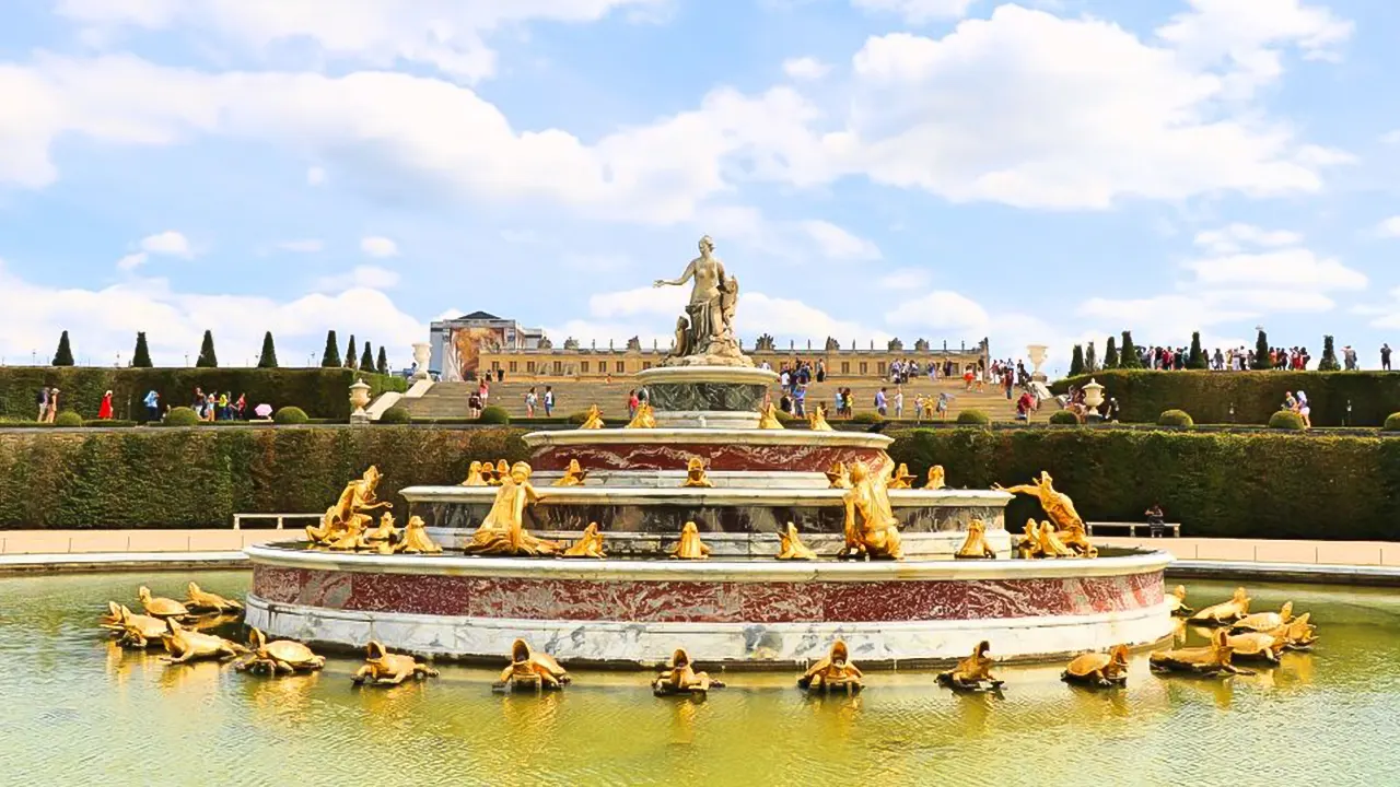 Guided tour of the Versailles palace and gardens