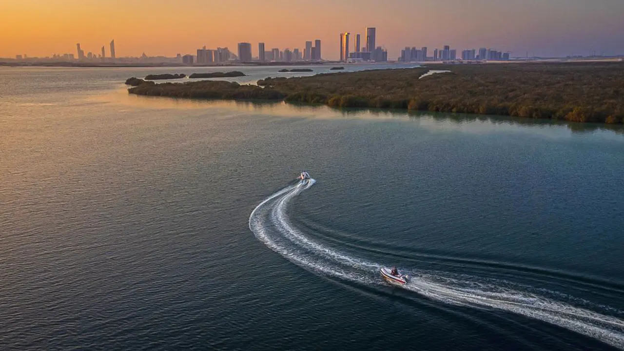 Self-driving speedboat tour