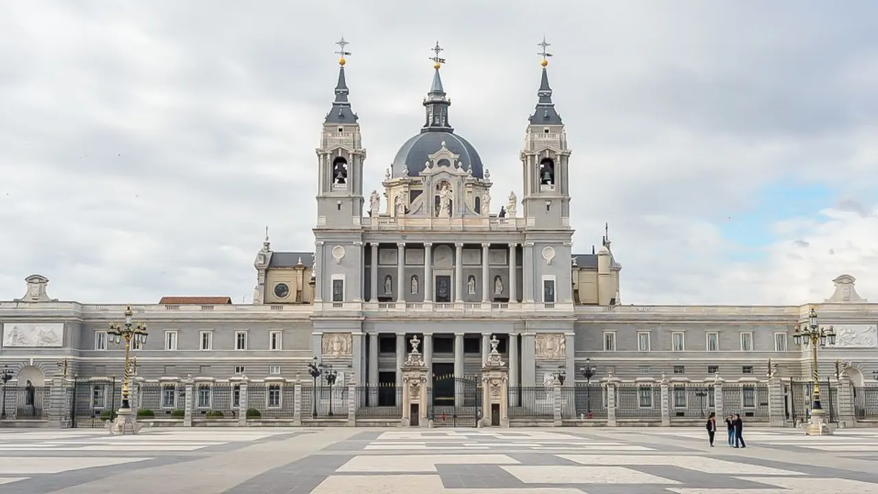 Royal Palace Tour with Optional Royal Collections